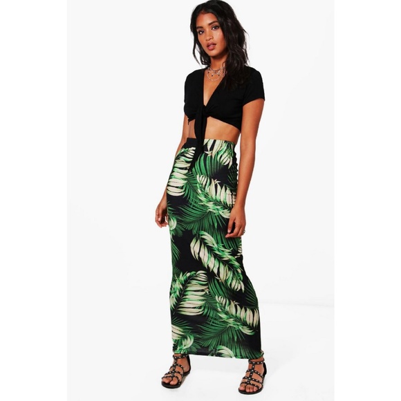 Boohoo Dresses & Skirts - Boohoo Esme Palm Print Maxi Skirt 💚